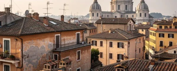 Vista panoramica tetti romani in terracotta con cupole e terrazze, quartiere residenziale Roma
